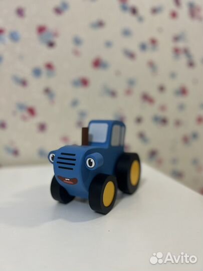 Синий трактор деревянный