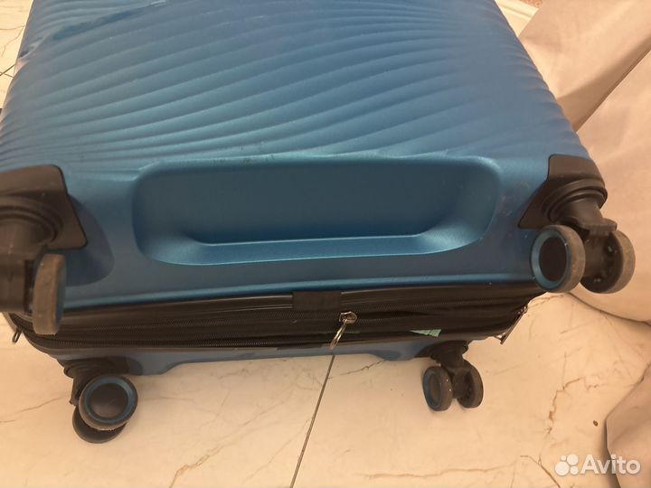 Абсолютно новый чемодан