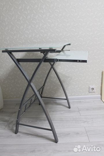 Компьютерный стол стеклянный