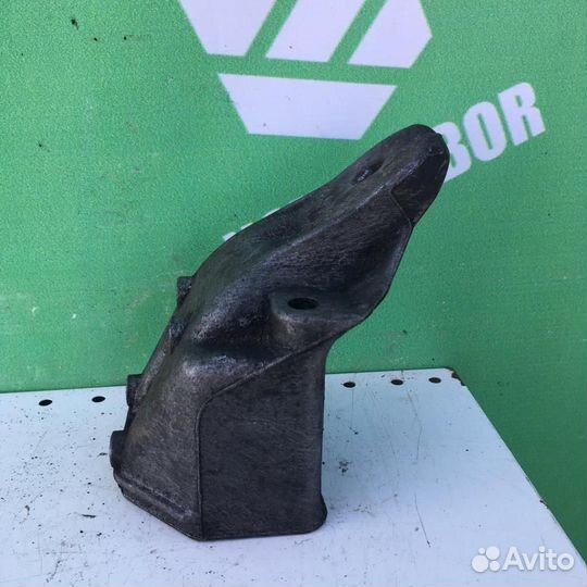 Кронштейн кпп правый Ауди 80 Б2