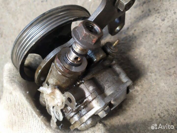 Насос гидроусилителя Mazda Demio 1.3 1997