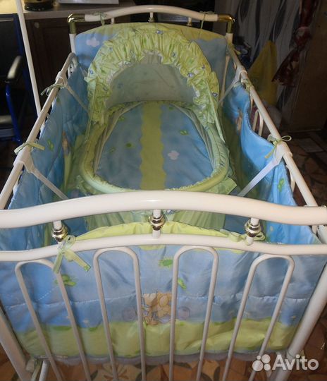 Детская кроватка с маятником