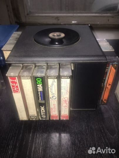 Стойка для аудиокассет и аудиокассеты
