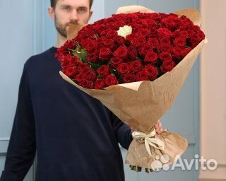 Букет из 100 красных роз и 1 белой розы 50-60 см