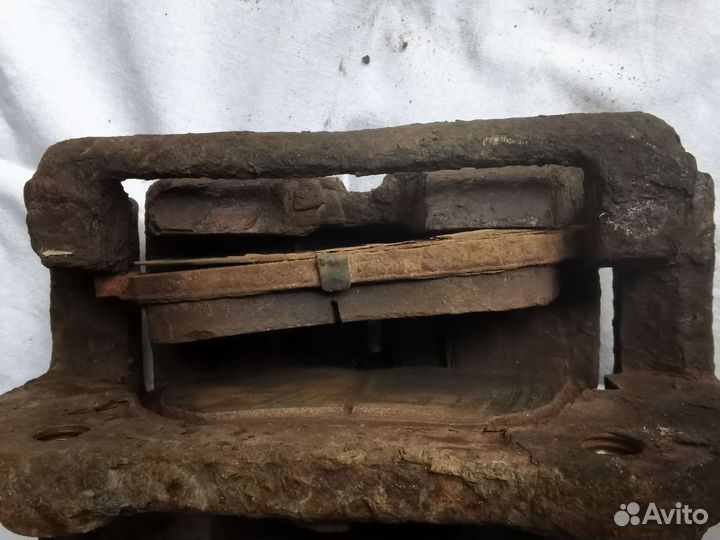 Суппорт тормозной правый передний Вольво 940 960