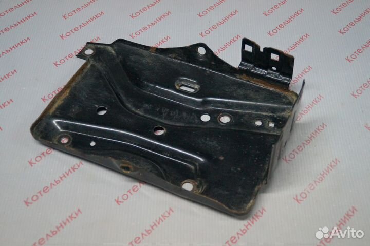 Nissan 64866-0M800 Площадка аккумулятора