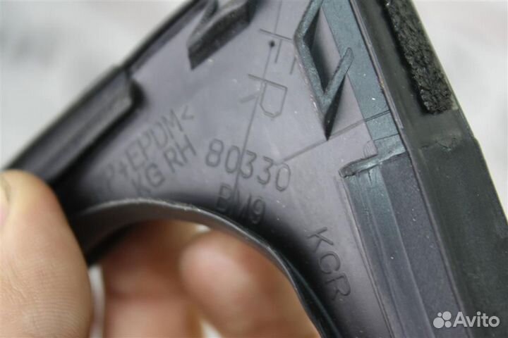 Уплотнитель стекла двери передней правой Nissan Q