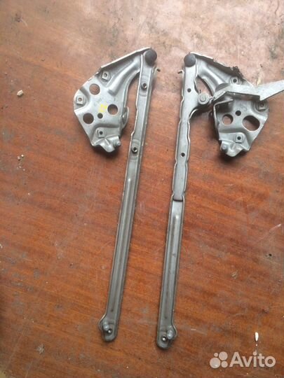 Петля капота