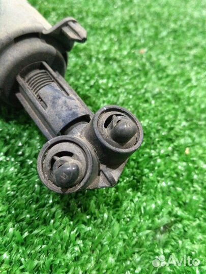 Форсунка омывателя фар передняя левая