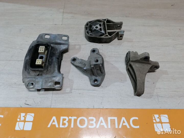 Кронштейн коробки подушка двигателя Ford Focus 3