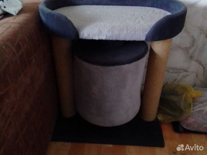 Кошачий домик с когтеточкой