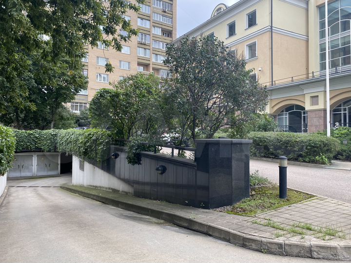 Здание 2973,3м2 на огороженной территории в цао