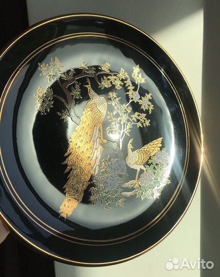 Настенная тарелка с павлинами