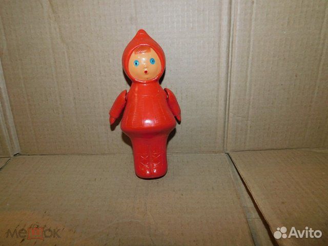 Старинная игрушка целлулоид девочка-кукла в красно