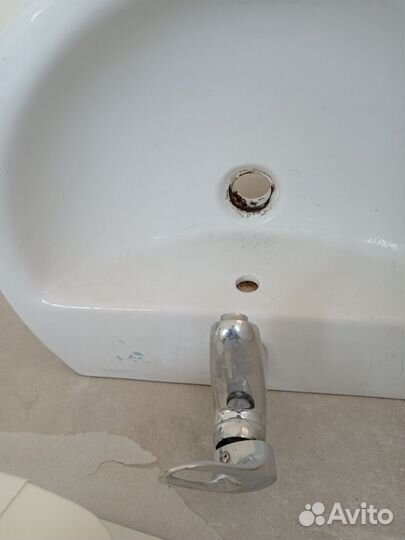 Раковина с пьедесталом и смесителем