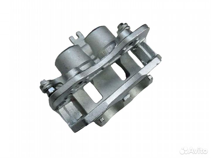 Суппорт передний правый на nissan NP300