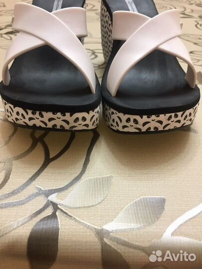 Шлепанцы женские 36
