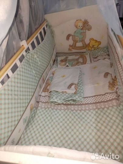 Детская кроватка с маятником