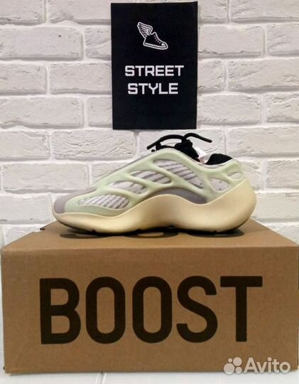 Женские кроссовки Adidas Yeezy Boost 700 v3