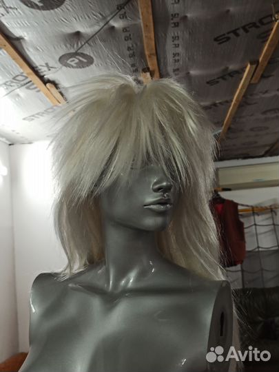 Парики, маски. аренда карнавальных вещей