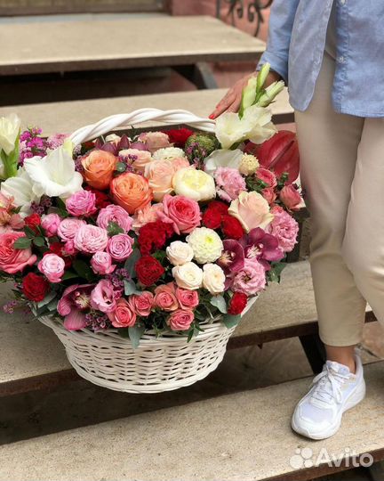 Цветы в корзине