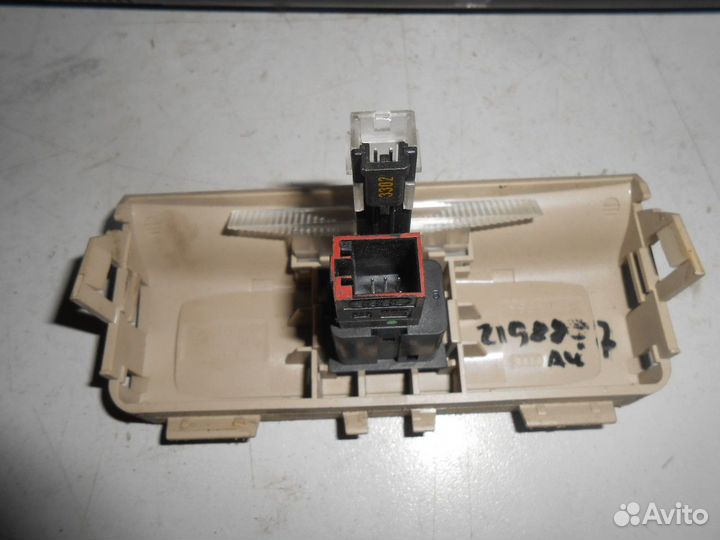 Кнопка центрального замка (Audi A4)