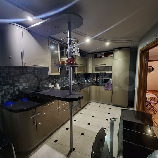 3-к. квартира, 87 м², 8/10 эт.