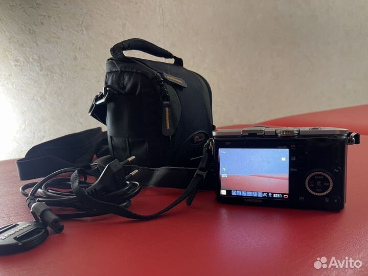 Беззеркальный фотоаппарат Samsung NX100