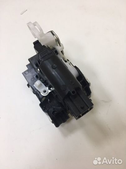 Замок двери с электроприводом. Лада Ларгус