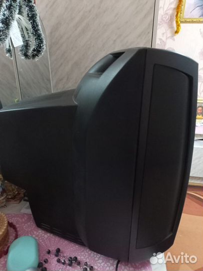 Телевизор с кронштейном