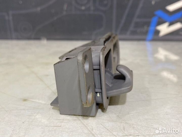 Крючок салонный правый Audi A6 Avant C5 APR 2000