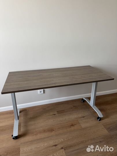 Складной письменный стол на колёсах