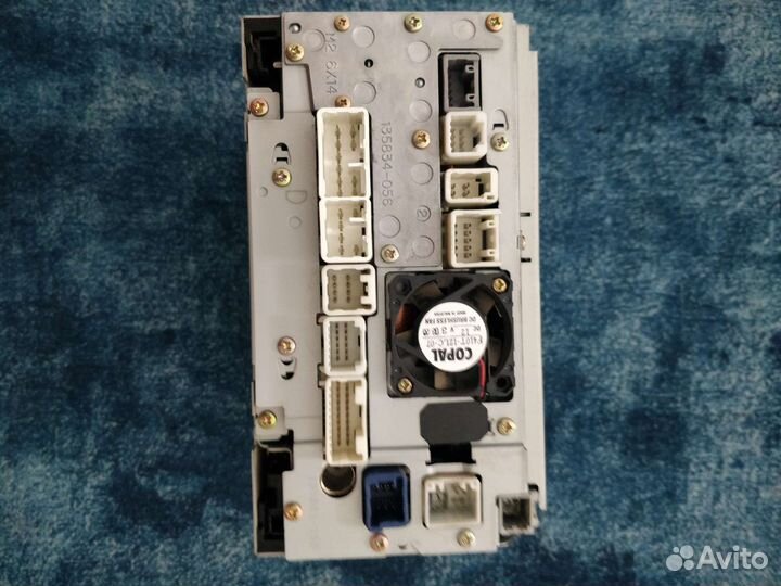 Автомагнитола с выдвижным экраном