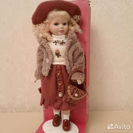 Кукла фарфоровая