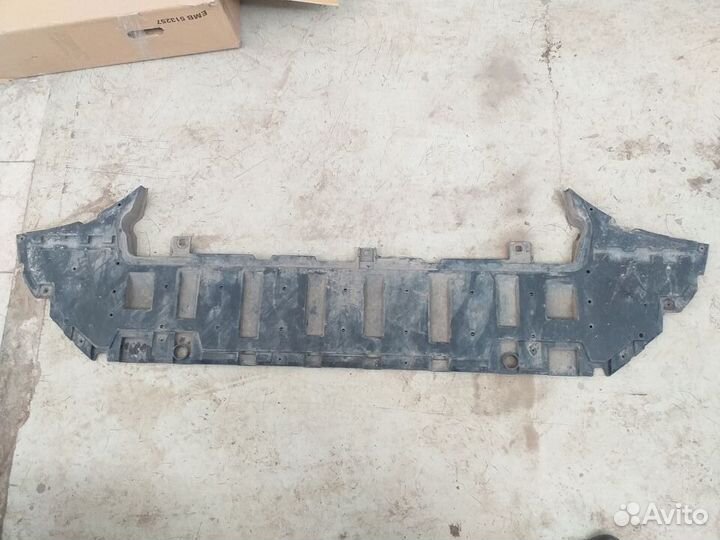 Пыльник переднего бампера Volvo XC90 2017 год