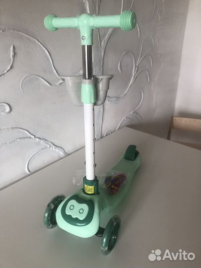Самокат светящийся новый с тормозом складной