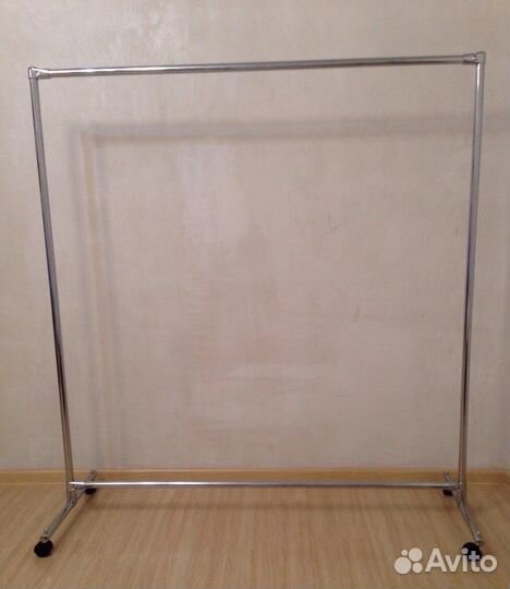 Стойка для одежды на колесах и без