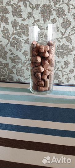 Ваза с пробками