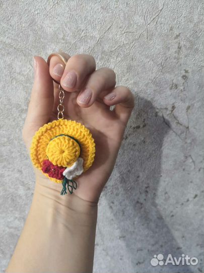 Вязаный брелок шляпка