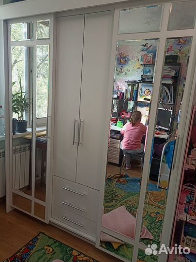 Шкаф-купе трехстворчатый с зеркалом