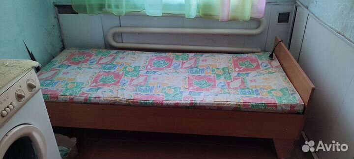 Кровать деревянная с матрасом