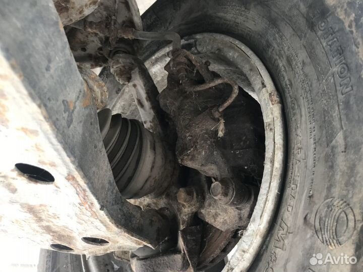 Суппорт передний левый правый Митсубиши Паджеро 2