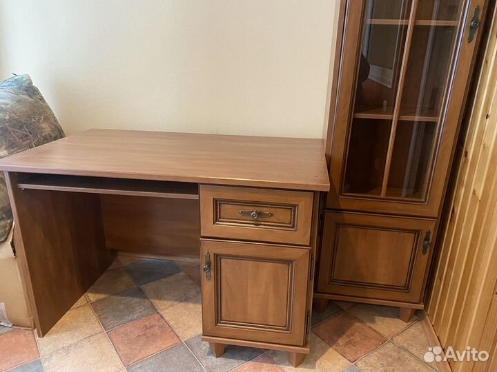 Стол и книжный шкаф натуральное дерево