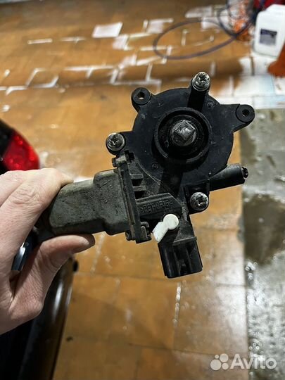 Моторчик стеклоподьемника передний левый lancer 9