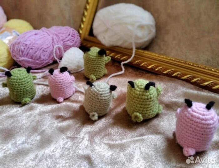 Вязаные мопсики -брелки