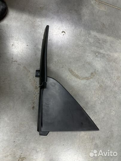 Дефлектор радиатора правый Ford Focus2 1424095