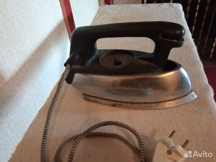 Гладильная доска и утюг