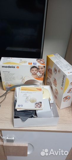 Эл. молокоотсос Medela swing с бутылками, сосками