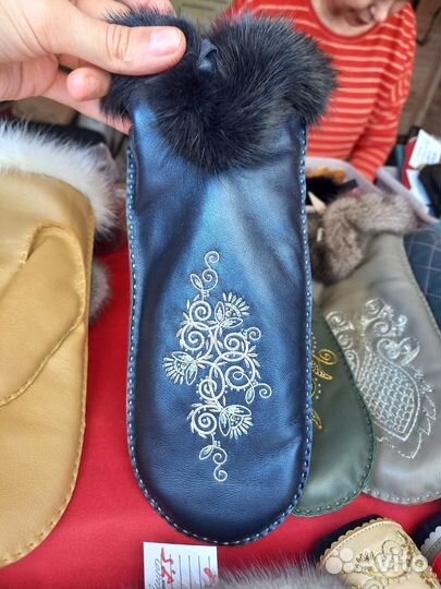 Варежки с вышивкой из натуральной кожи и меха