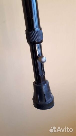 Черная металлическая трость (клюшка)